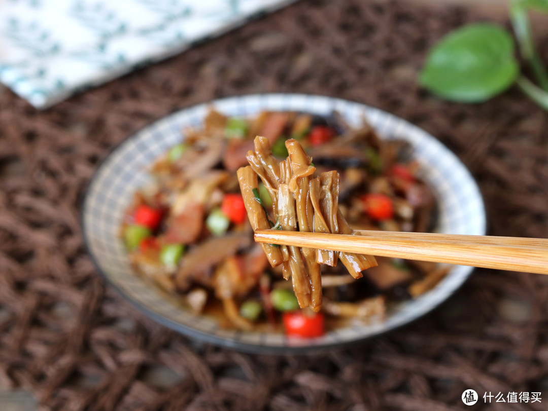 这野菜晒干，比新鲜的还好吃，简单一炒香润下饭，家人超爱吃