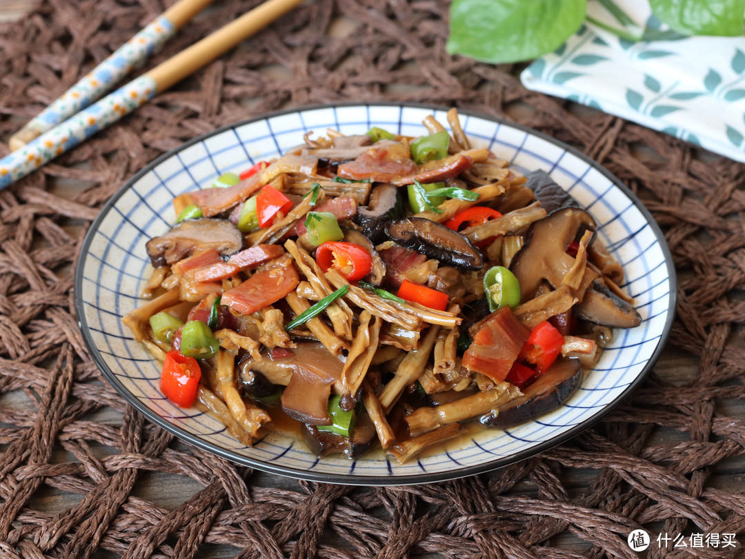 这野菜晒干，比新鲜的还好吃，简单一炒香润下饭，家人超爱吃