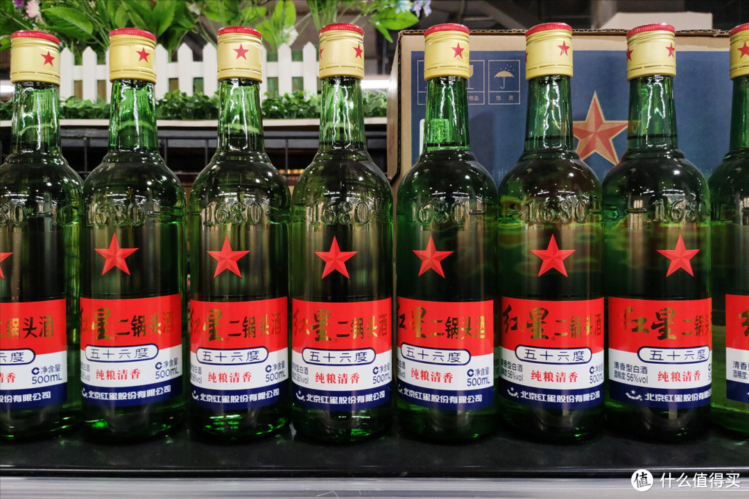 买红星二锅头，注意区分绿瓶和蓝瓶，区别挺大，弄懂再买心有底