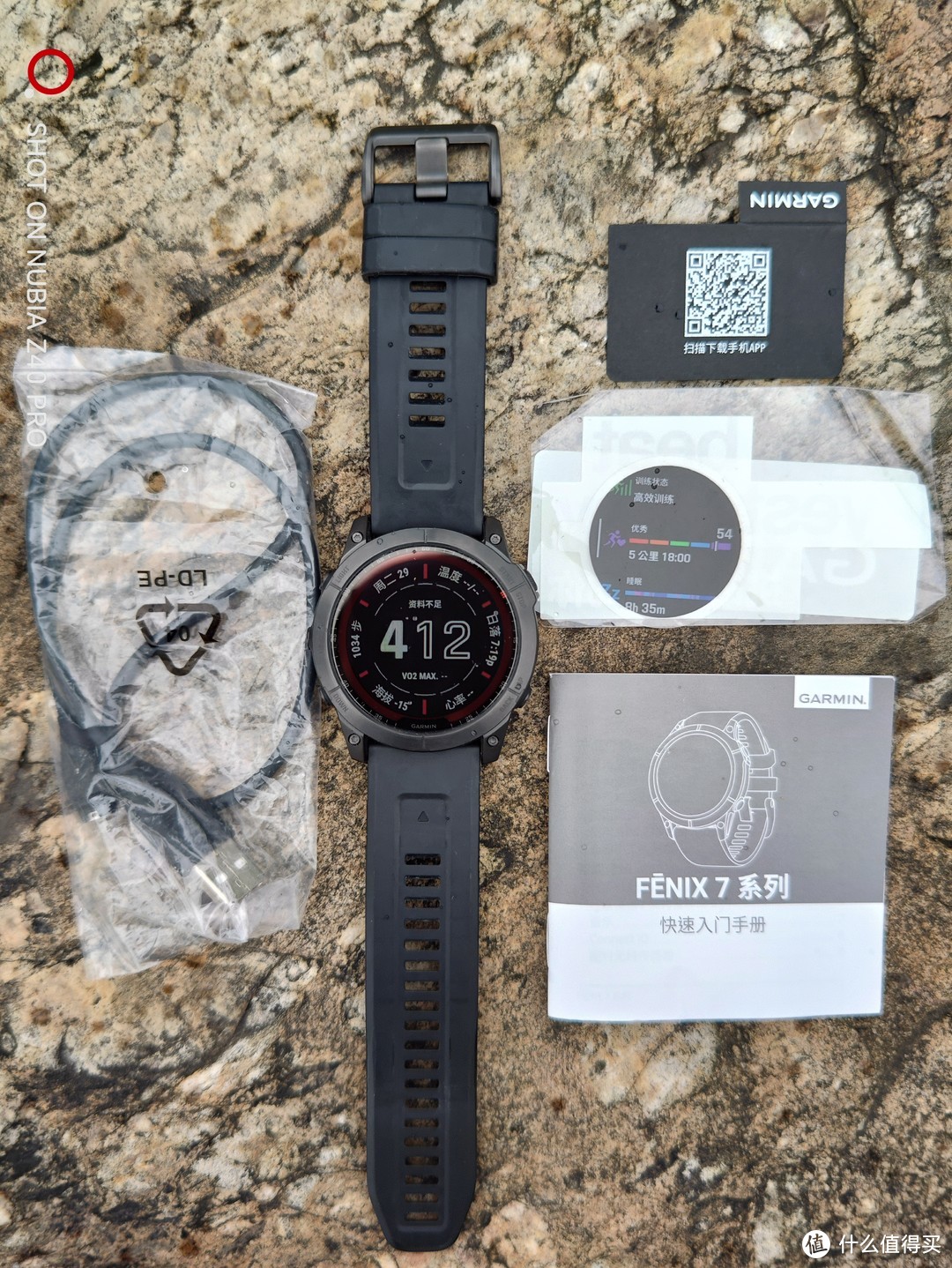 F7X手表、零配件全家福，包括手表一块，表带一对、充电数据线一根、入门手册一本，贴纸若干