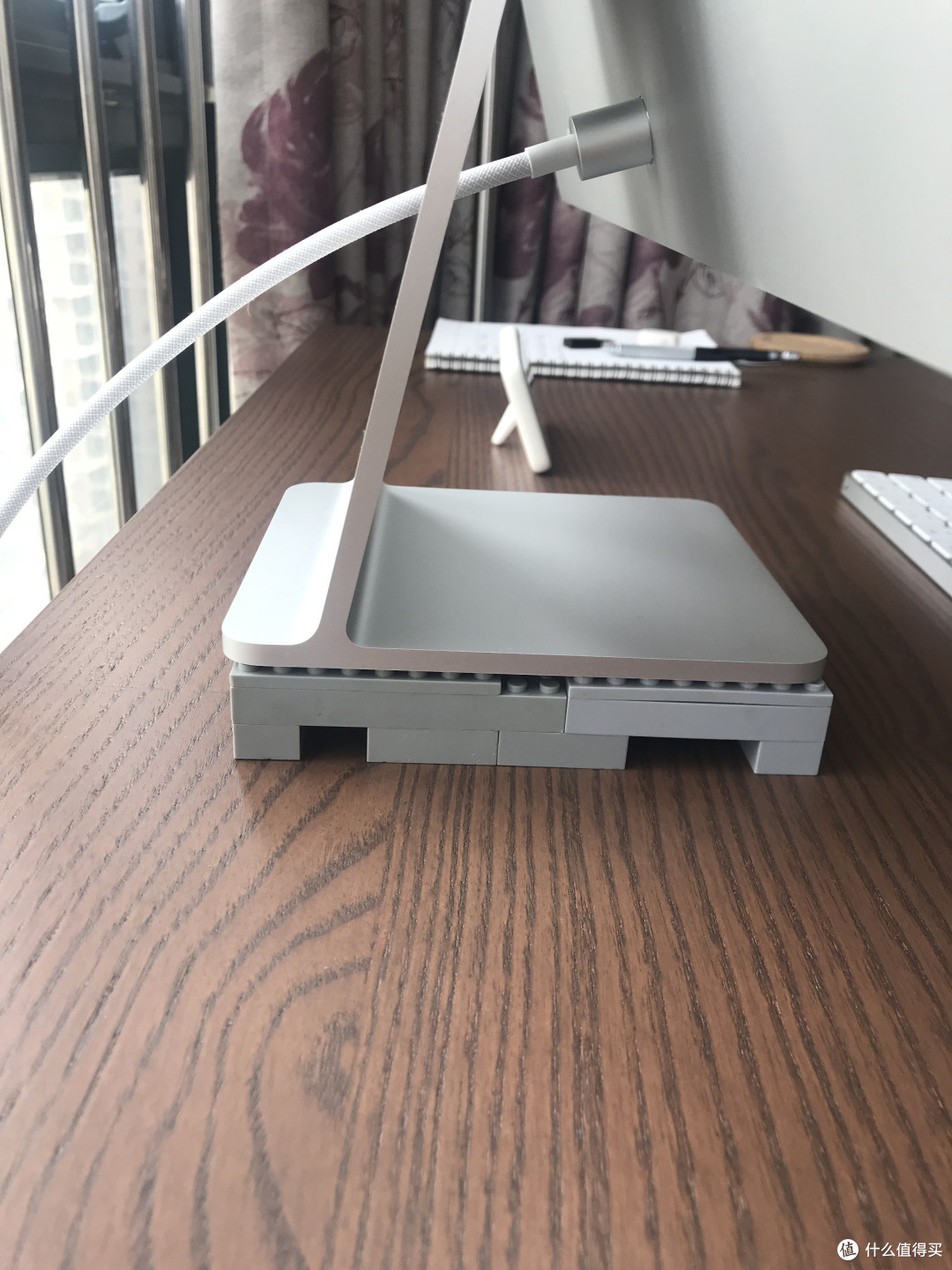 用儿子的乐高积木拼了一个imac增高支架02