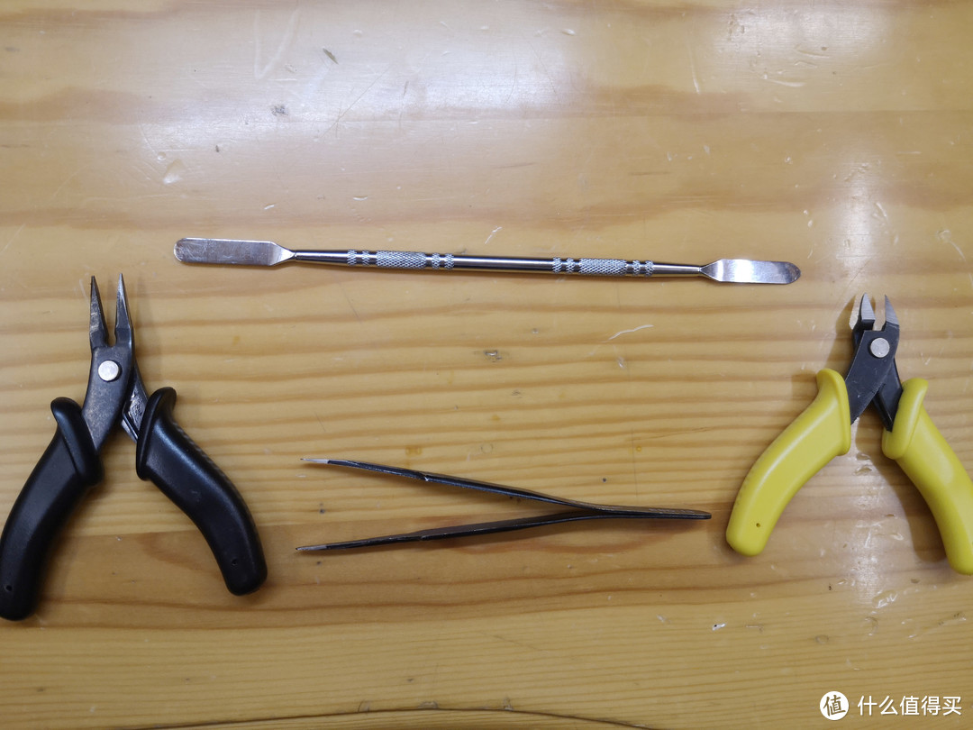 用到的工具：尖嘴钳、水口钳、圆头镊子和撬棍