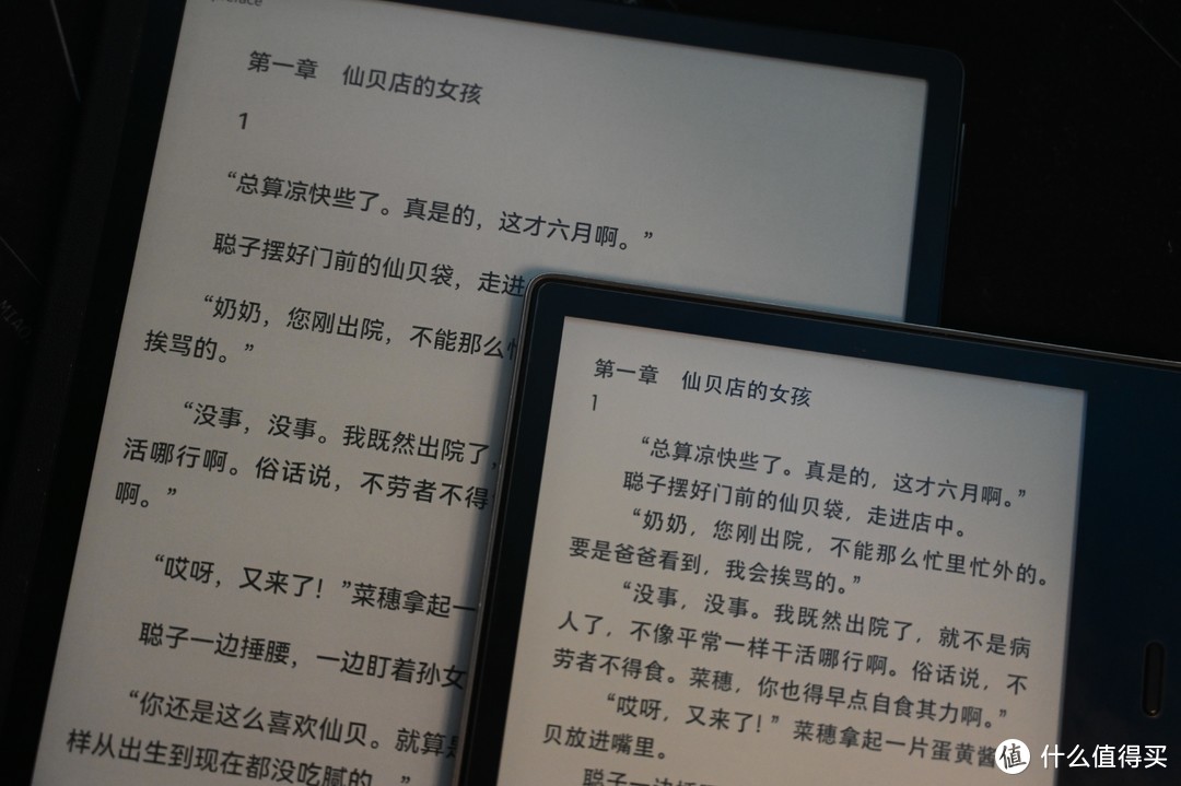 除了清晰度的问题外，在都关闭背光的情况下，要更加的偏白，而Kindle Oasis则更偏向于真实纸张的颜色，在对比度上也是Oasis要更胜一筹。