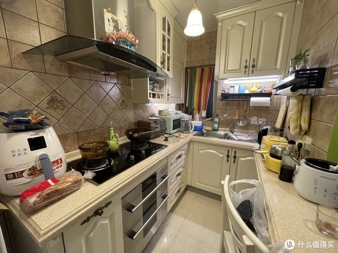 现住的厨房，空间小，操作台小，工序从右到左，洗完后放消毒柜消毒经常湿一地