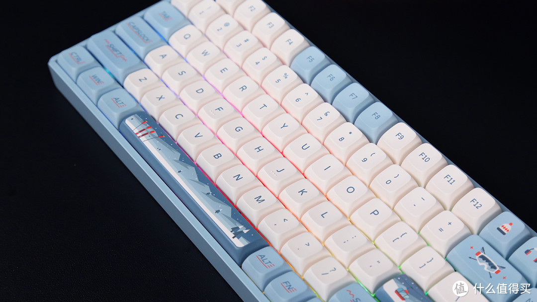 iQunix F97滑雪三模无线机械键盘评测：这配色太能打了吧