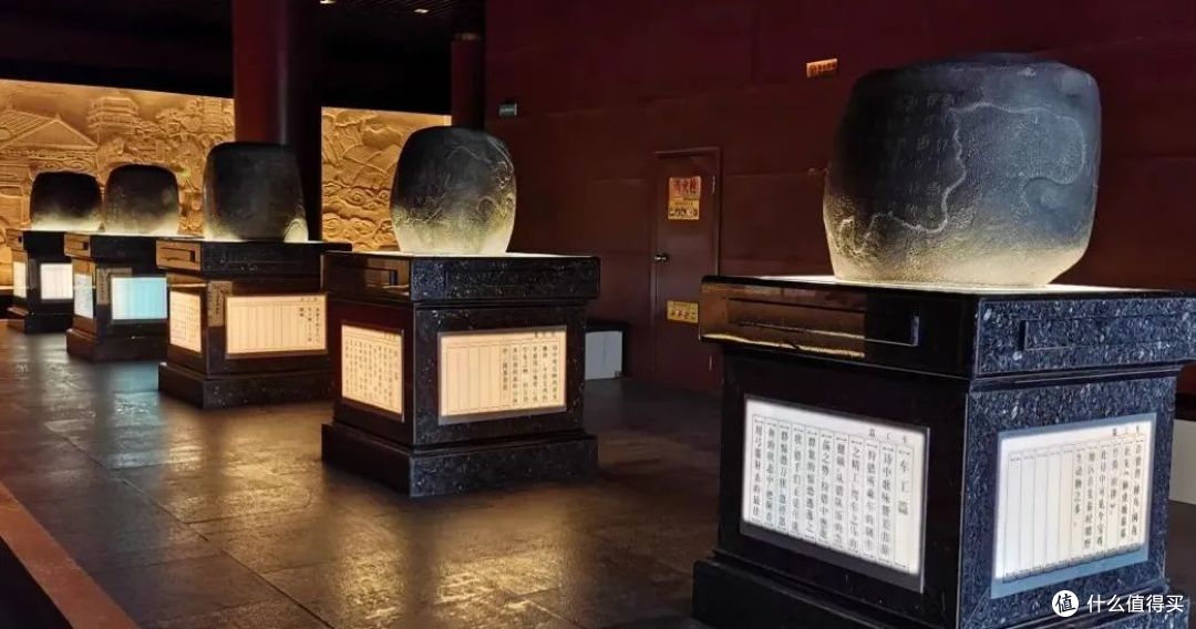 石鼓共十只,每只高二尺,直径一尺多,为花岗岩材质,每个重约一吨.