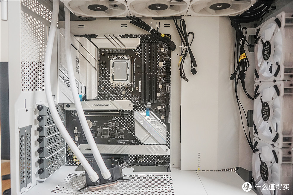 一步到位的电脑装机省钱方案与思考——ROG吹雪+自带超级RGB灯效的海盗船5000T白色机箱装机