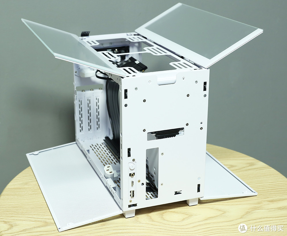 联力Q58 机箱 4开门 磁吸式侧板设计