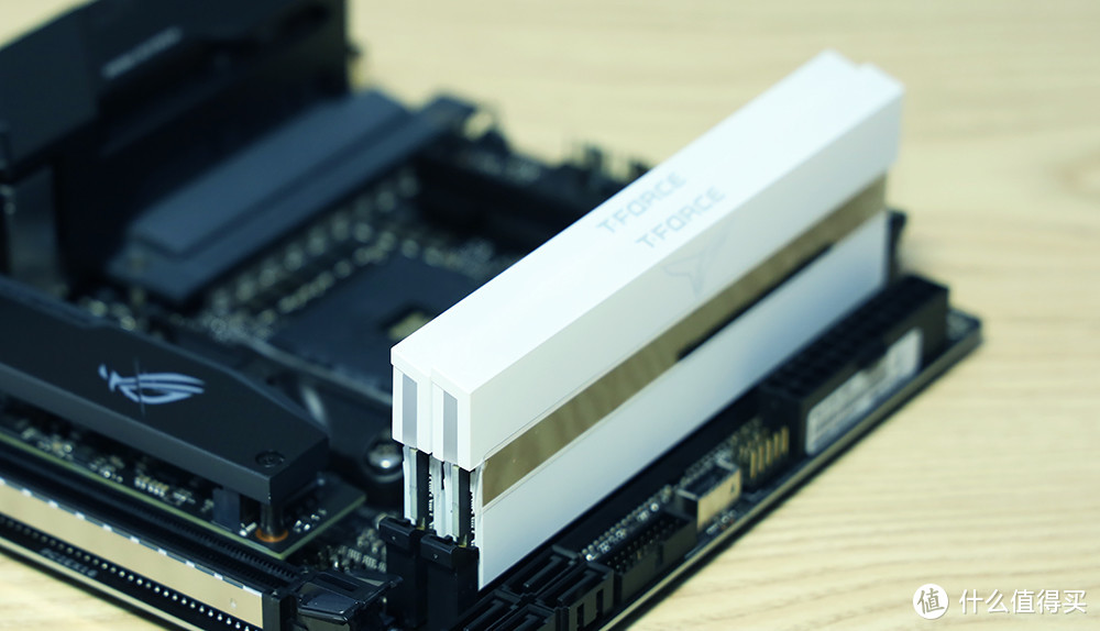 十铨XTREEM ARGB White DDR4内存 适配效果