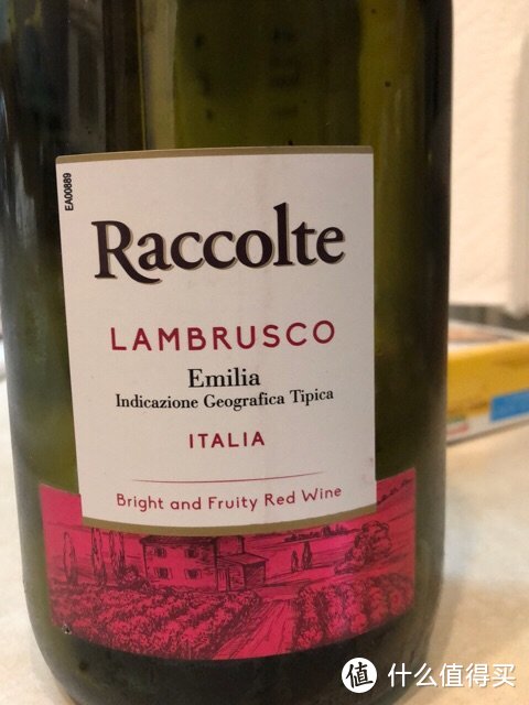 Lambruscco蓝布鲁斯科属于甜红起泡，甜度比前面二款要低，具有极高性价比，好价在二三十人民币