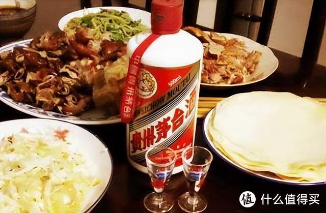 茅台酒瓶上“红色飘带”你以为只是装饰！你就肤浅了，它自带防伪