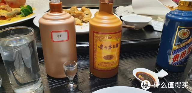 茅台酒瓶上“红色飘带”你以为只是装饰！你就肤浅了，它自带防伪