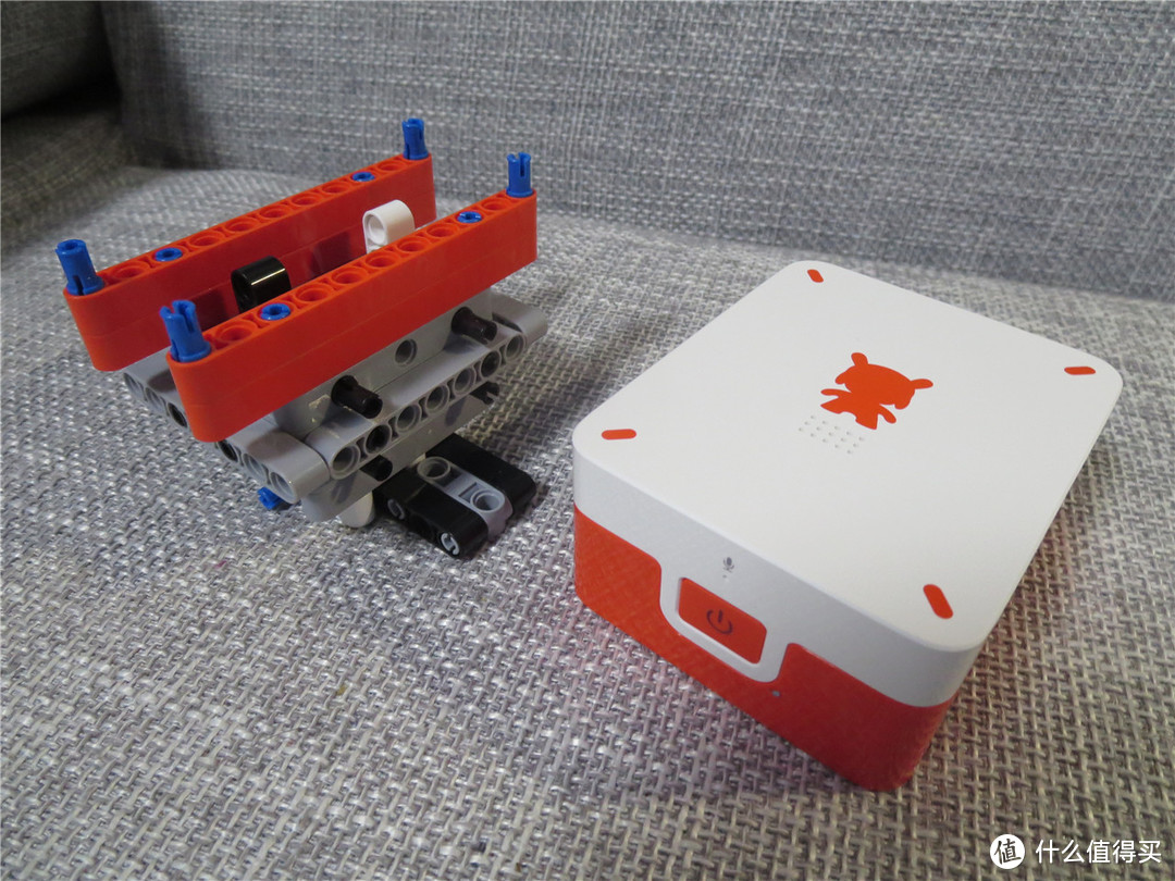 拼装和控制米兔积木机器人增加孩子空间能力和逻辑思维能力