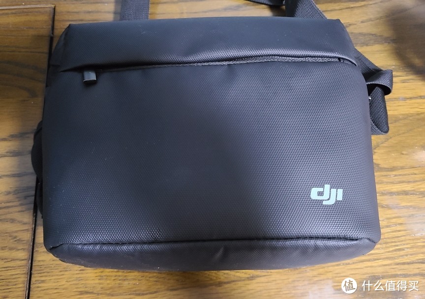 醒目的dji logo，随机附送的小包