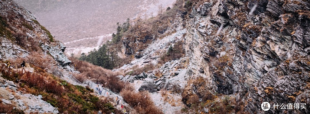 一路的山路上去有下雨夹雪