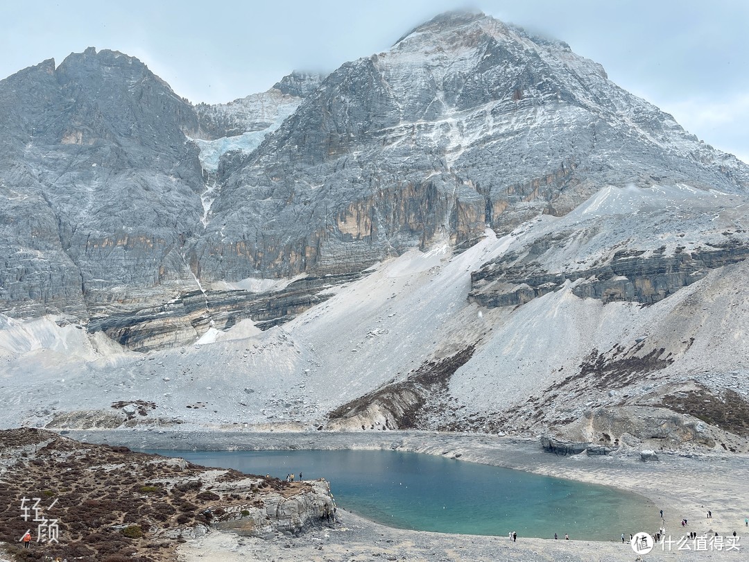 山上面往下面的牛奶海，这个时候本飘着雪