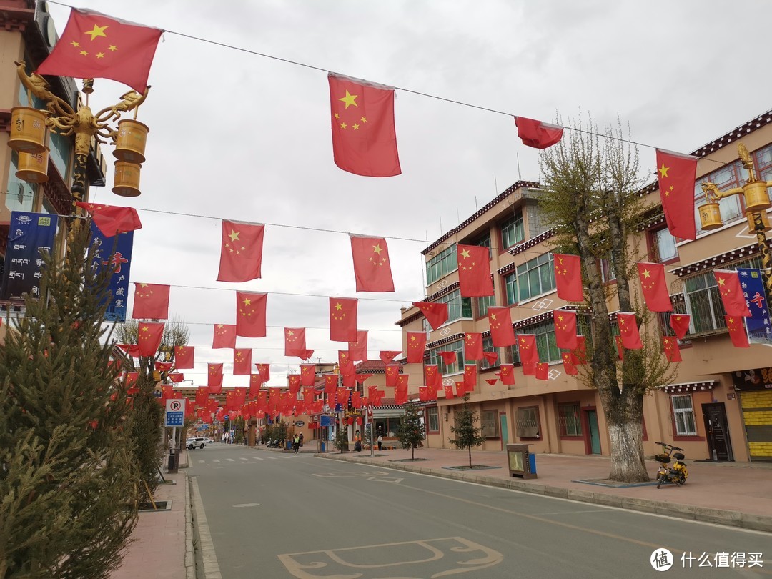 街上的景观，挂满了红旗