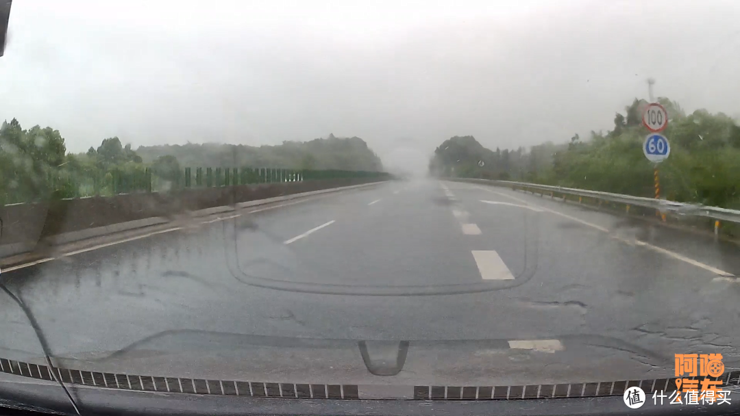 跑高速遇到暴雨，做错了很危险，喵哥教你正确做法，新手学学 