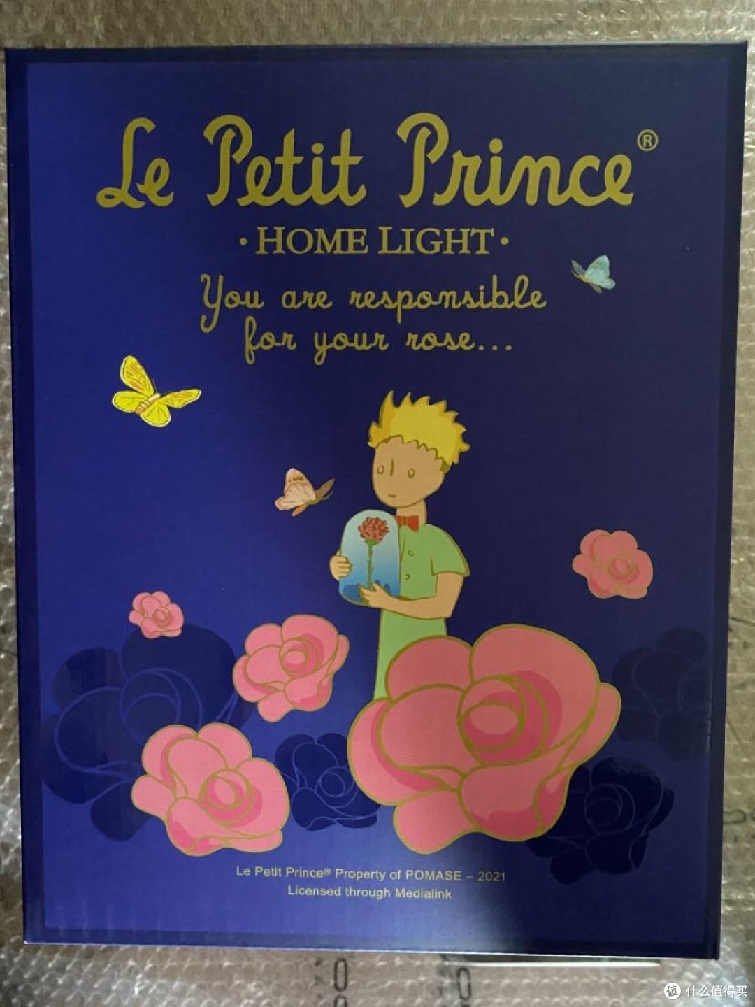 床头的b612星球小王子和玫瑰花