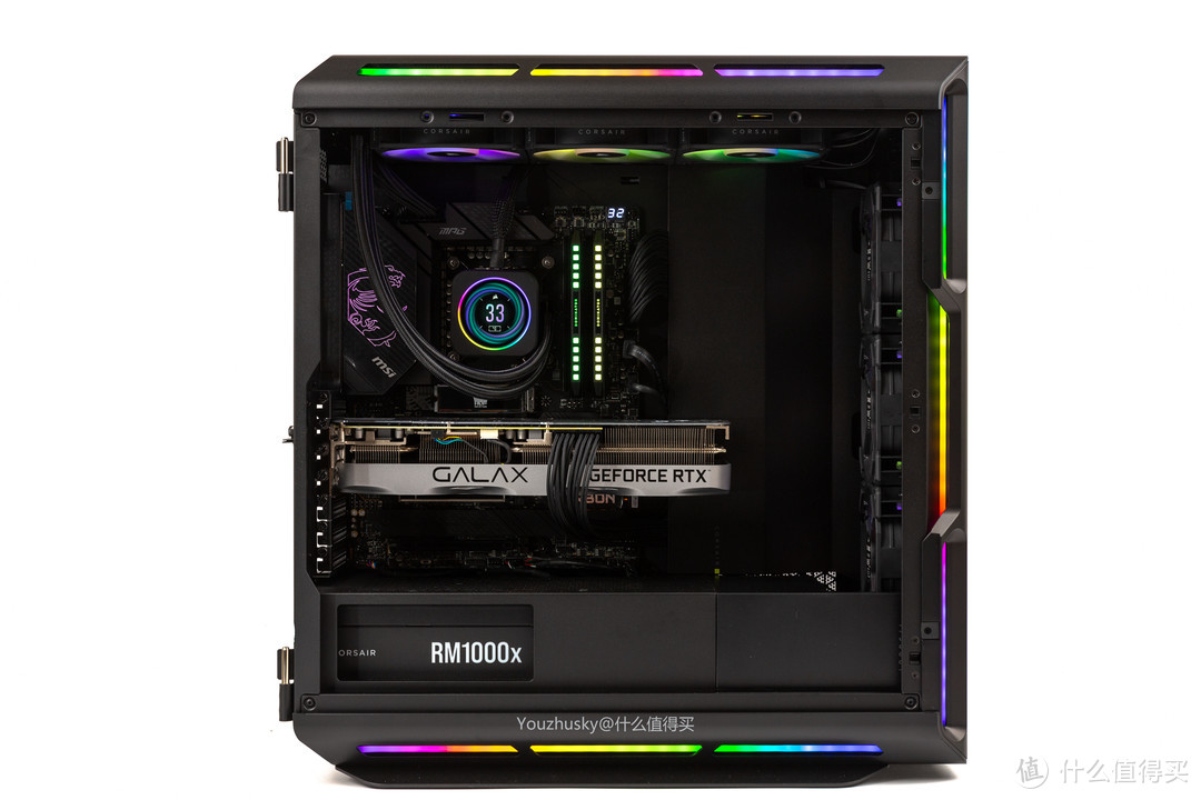 美商海盗船的2022新旗舰机箱——iCUE 5000X RGB  这款机箱环绕灯光，因为她两侧面的三边都各有一条RGB灯带，总计六条灯带共160颗可寻址RGB灯珠，皆受iCUE生态控制