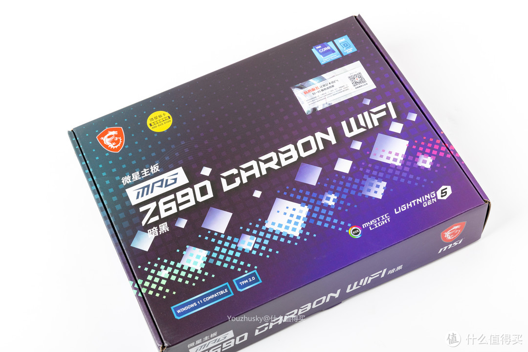配合此次暗夜色调使用了微星的Z690暗黑板CARBON WIFI，这款主板配置可谓相当不错拥有18+1+1的75A数字直连供电、DDR5、128GB带宽的PCIE5.0、20G的type-C、WIFI6E/蓝牙5.2、第五代电竞音效，以及灯效和强大的散热设计
