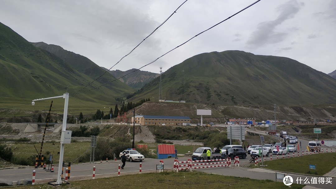 独库公路主路到了下午是要封路的，主要是担心山上有冰雪路段。一般次日接近中午可以放行