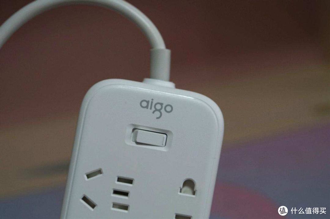 aigo插线板 65W快充版：6孔位带USB，能插、还安全