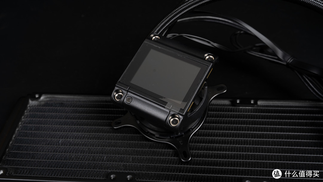 微星MEG CORELIQUID S360水冷搭配R7 5800X3D快测，屏幕可玩性高性能旗舰