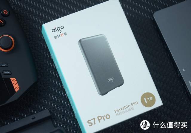 比名片还小的1TB不掉速移动固态硬盘！aigo S7 Pro上手评测