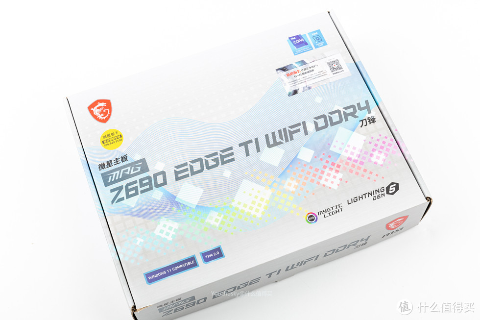 配合本次白色的是微星Z690系列的中端主力军EDGE TI WIFI DDR4，DDR5恐怕短时间内价格差距还是挺大的，所以DDR4的Z690还是当前的主力军，白色系的刀锋钛配置也是杠杠的