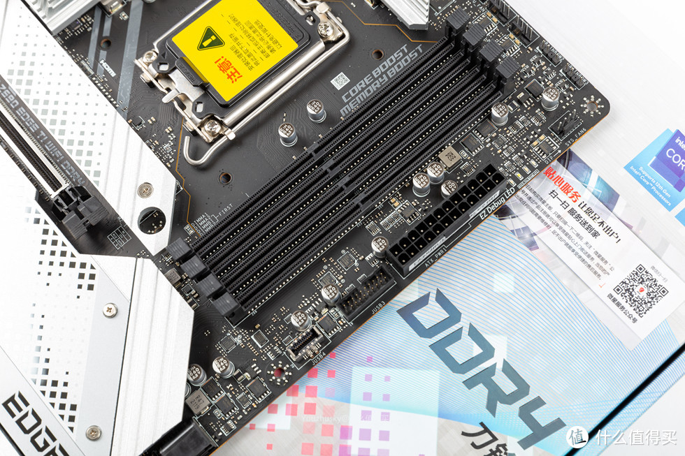 四条双向卡扣的DDR4 插槽，最大支持单条32G DDR4，最高支持128G DDR4 5200MHZ，微星的内存超频技术也是比较有特点的