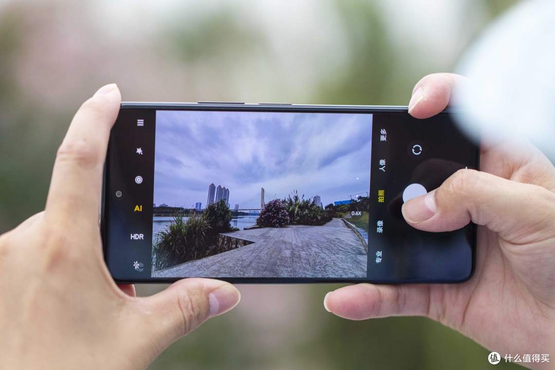 式手机,那个用嘴巴咬出牙印的天线,妈妈买的第一台小灵通好听的铃声