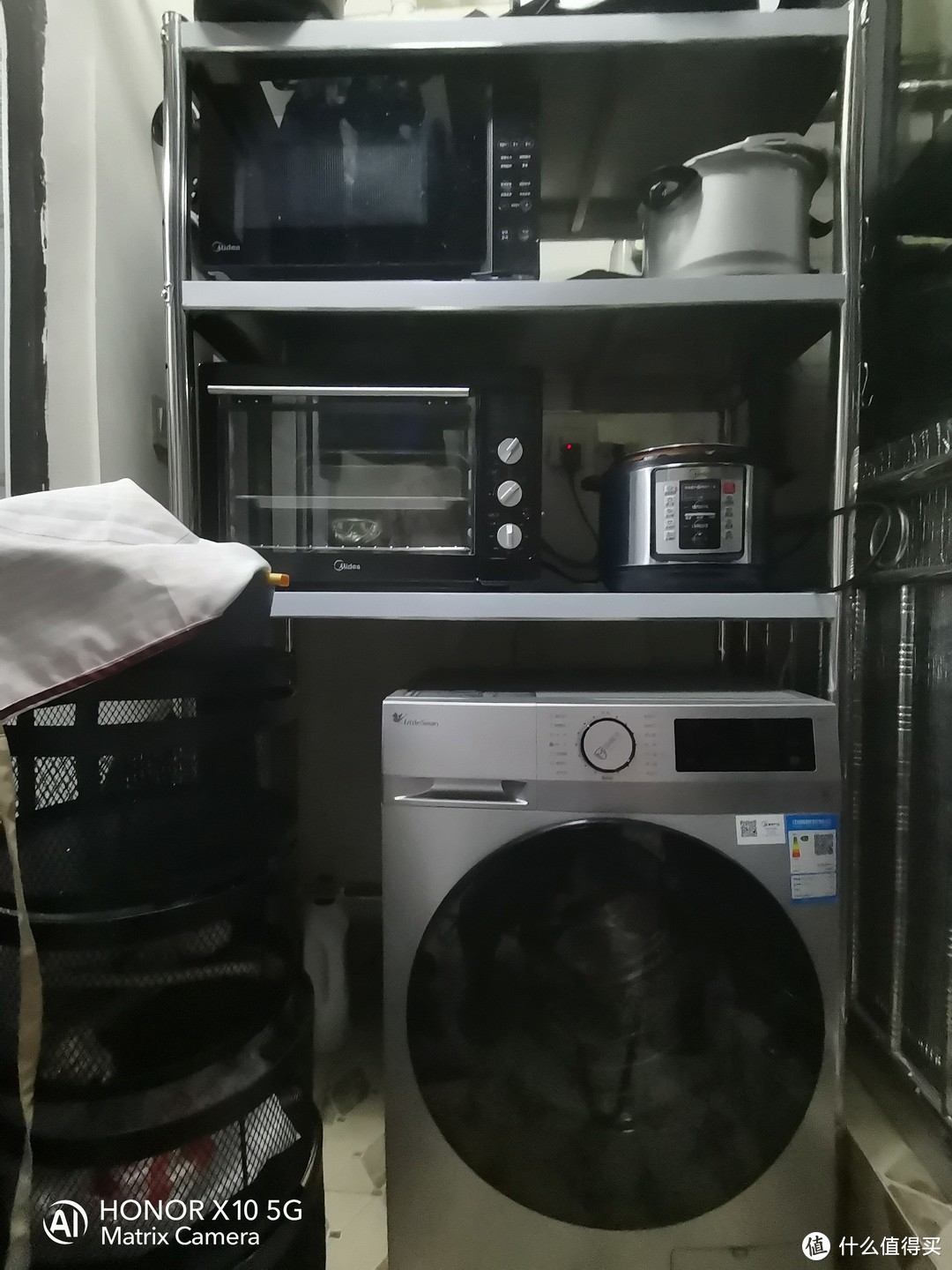 下层放置洗衣机，上层可做操作台，放置微波炉和烤箱