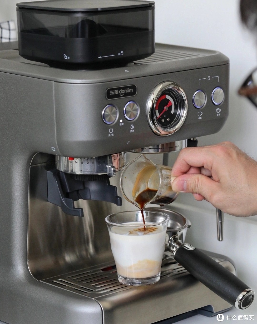 研磨萃取打奶泡全包揽，东菱研磨一体咖啡机实现精品咖啡自由
