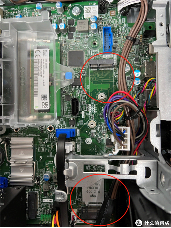 机械硬盘抬起来能看到下面是两个内存插槽的位置，最大支持64G的内存（注意这个机器的内存是笔记本的DDR5内存），上面红色圈是一个无线wifi的接口，下面也是一个M.2的固态接口（这个接口只支持2280的固态）。