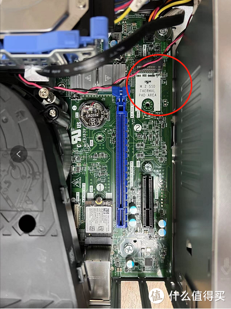 显卡拔下来可以看到最后一个M.2的固态接口（支持2230和2280的m.2固态），PCIE插槽 一个PCIE4*16 一个PCIE3*4。