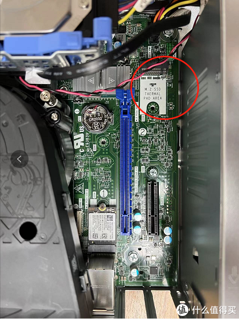 显卡拔下来可以看到最后一个M.2的固态接口（支持2230和2280的m.2固态），PCIE插槽 一个PCIE4*16  一个PCIE3*4。