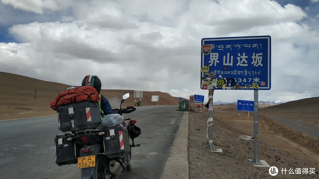 界山达坂是新疆和西藏的物理分界线，路边深入腹地就是著名的羌塘无人区。