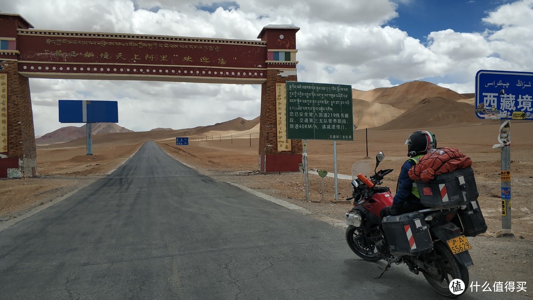 再往前不远，我们就算真正的踏上西藏的土地。也算一路坎坷，连滚带爬的走出新疆了