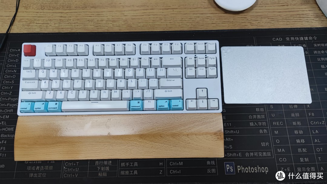 我的机械键盘高斯GS87D-RGB换了Mac增补键帽，是在找不到合适的，旁边是上面提到的妙控板，好像不是很搭