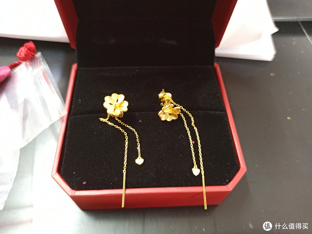 5月，母亲节在京东上购买的周大福足金黄金耳钉到货开箱及同品类首饰分享。