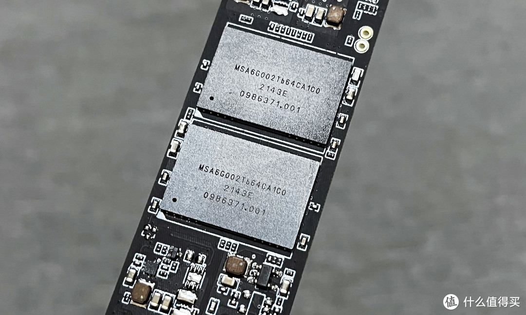 海康存储C4000ECO PCIe 4.0 Gen 4 NVMe SSD在雷电3/雷电4接口下读写速度体验如何？USB 4.0硬盘盒测速大揭密！