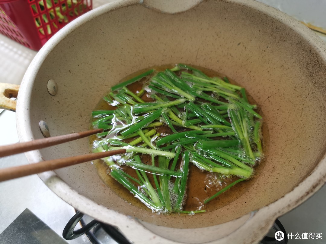 每一根面条裹满葱油的香味，居家来一碗葱油拌面