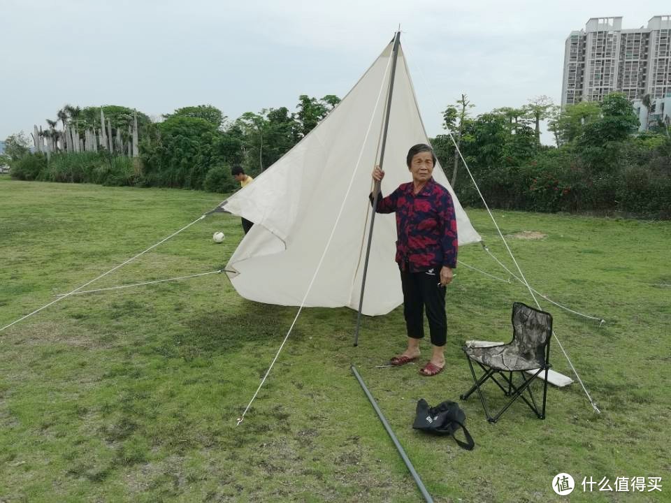 百元天幕，带着奶奶去露营，隔壁都投来羡慕的眼光，瞬间成为焦点