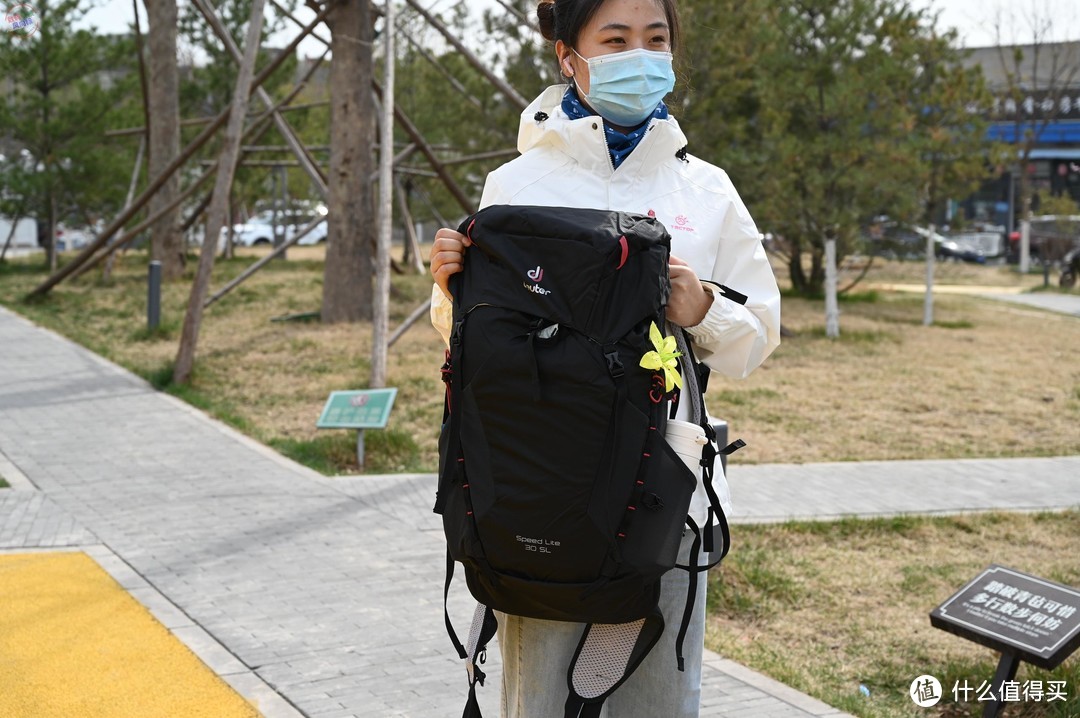 轻盈的大容量登山包，背负轻松透气更好，徒步旅行好伙伴