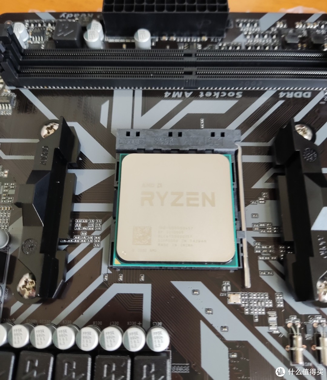 大部分AMD散热器安装时需要把主板默认扣具需要拆下来