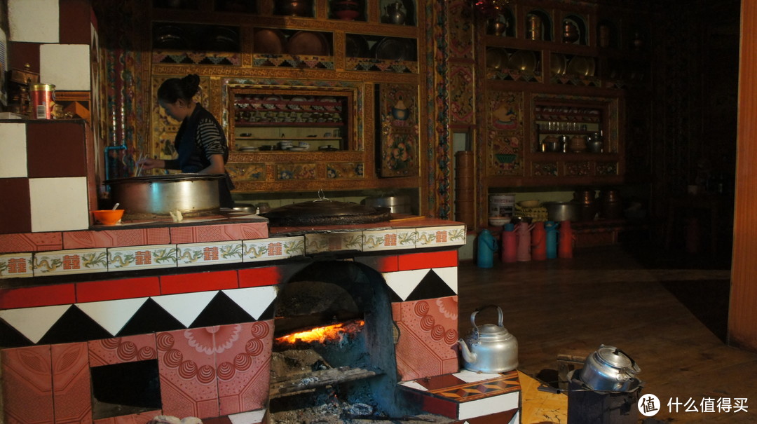 灶台和总是忙碌着的藏族女人