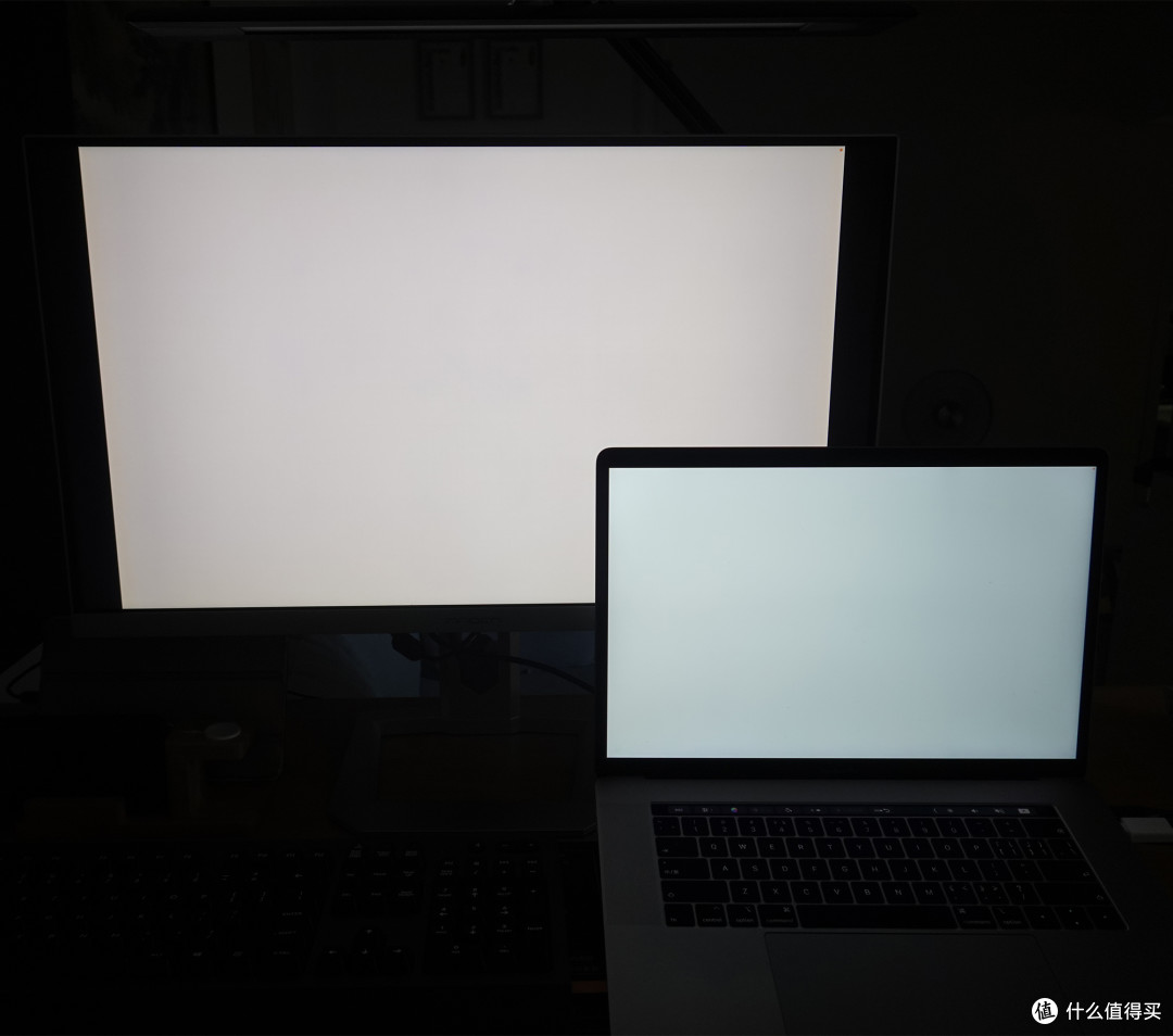 白色屏幕对比,27m2u显示平均没有暗角,颜色稍微偏暖