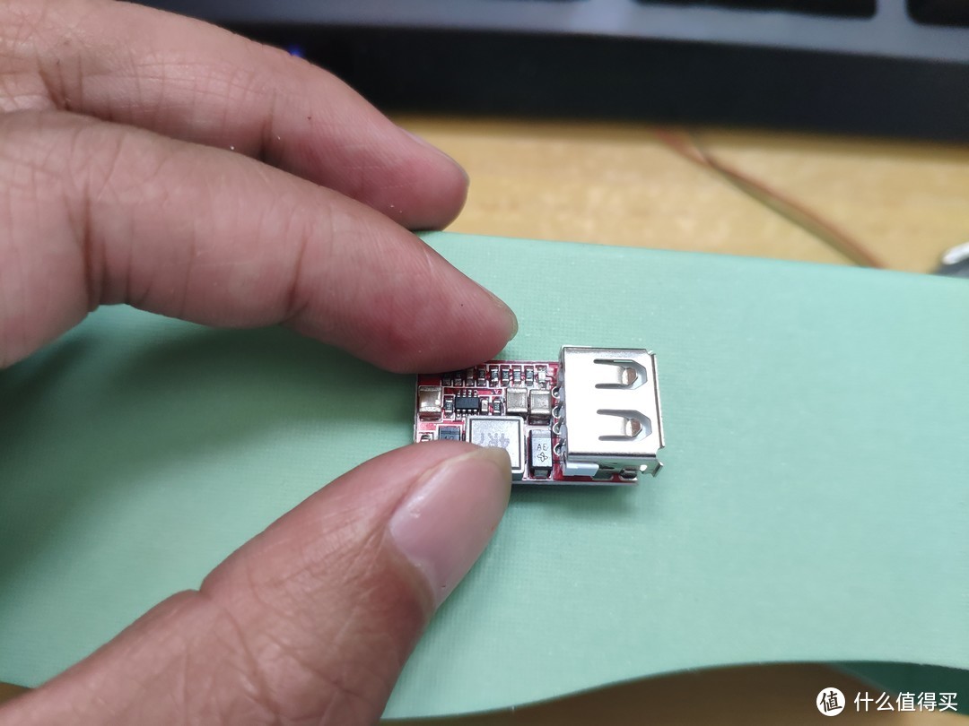 这个降压模块真的蛮小的，为了贴合  USB头子需要拆掉