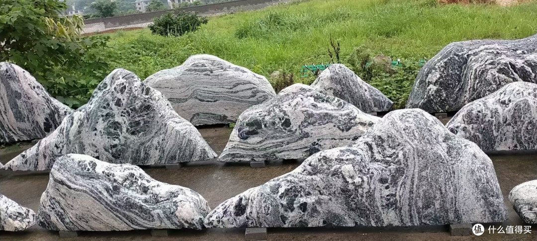 雪浪石别墅酒店景区园景置放风景石